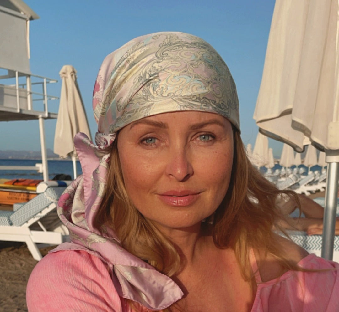 Petronela Ď. s hedvábným šátkem One by One